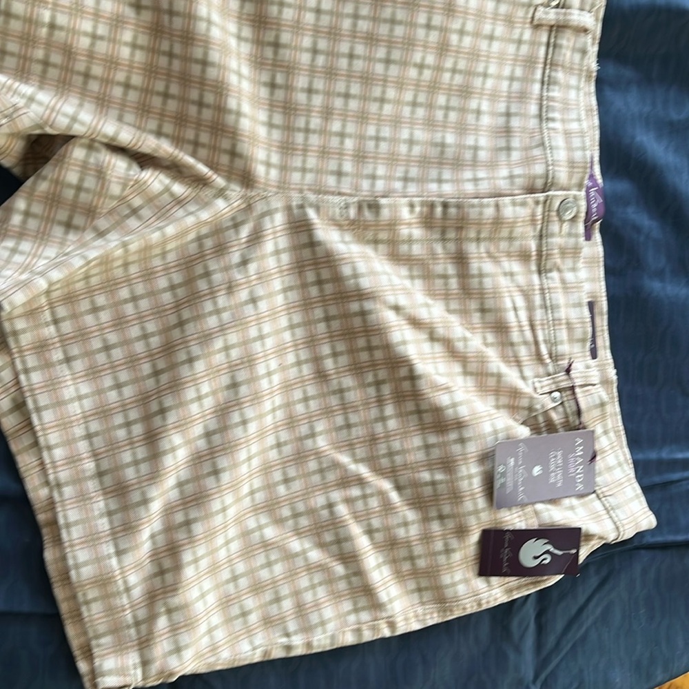 Amanda gloria vanderbilt shorts